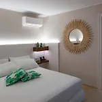 Spaziosa Con Piscina E Giardino, Villa *