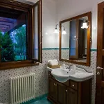Spaziosa Con Piscina E Giardino, Villa *