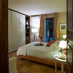 Spaziosa Con Piscina E Giardino, Villa *