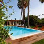 Spaziosa Con Piscina E Giardino, Villa