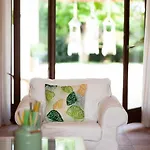 Spaziosa Con Piscina E Giardino,
