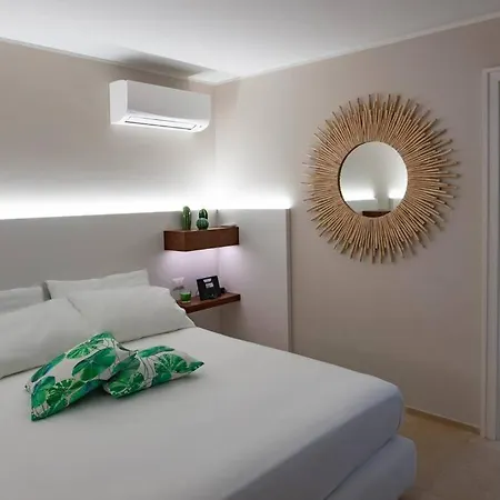 Spaziosa Con Piscina E Giardino, Villa *