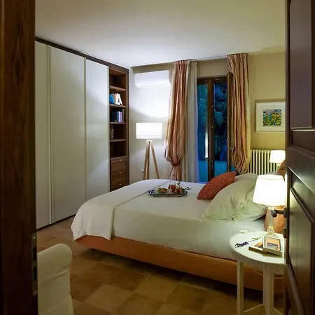 Spaziosa Con Piscina E Giardino, Villa *