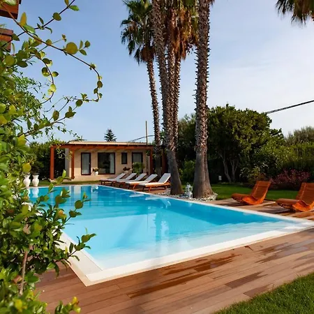 Spaziosa Con Piscina E Giardino, Villa