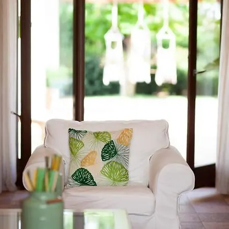 Spaziosa Con Piscina E Giardino,
