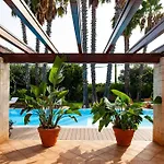 Spaziosa Con Piscina E Giardino,