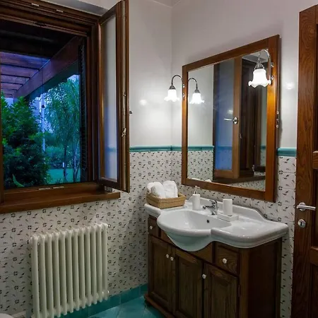 Spaziosa Con Piscina E Giardino, Villa *