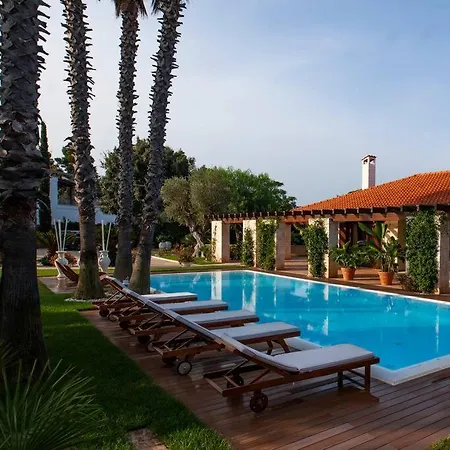 Spaziosa Con Piscina E Giardino,