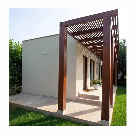 Spaziosa Con Piscina E Giardino, Villa *
