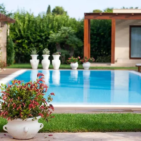 Villa Spaziosa Con Piscina E Giardino, *