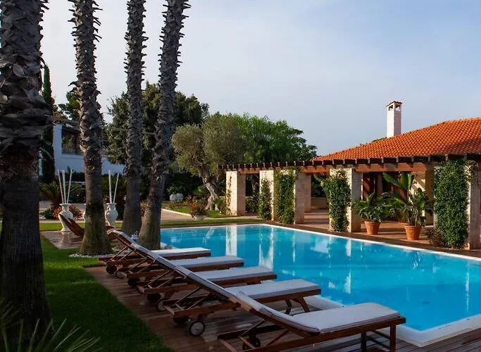 Spaziosa Con Piscina E Giardino,