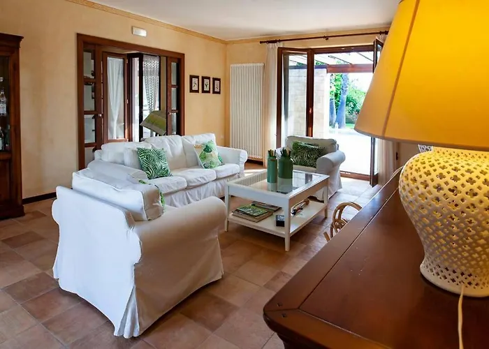 Villa Spaziosa Con Piscina E Giardino, *