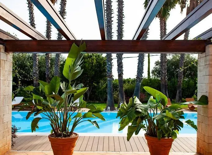 Spaziosa Con Piscina E Giardino,