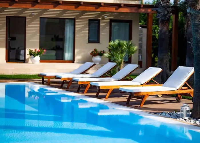 Villa Spaziosa Con Piscina E Giardino, *