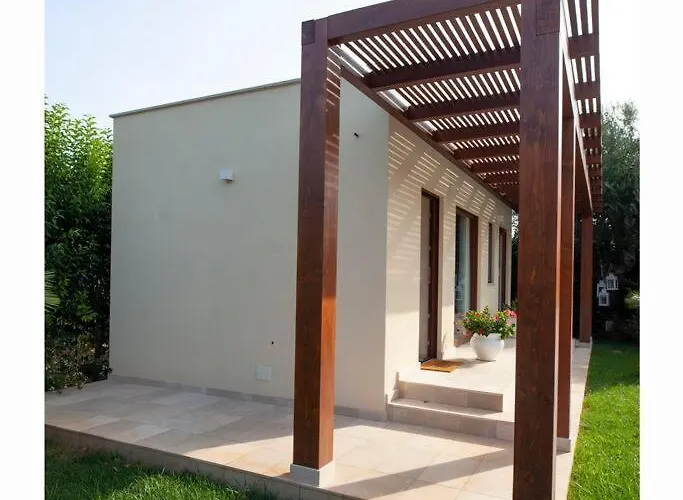 Spaziosa Con Piscina E Giardino, Villa *