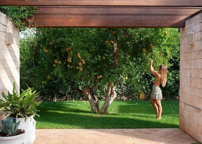 Villa Spaziosa Con Piscina E Giardino,