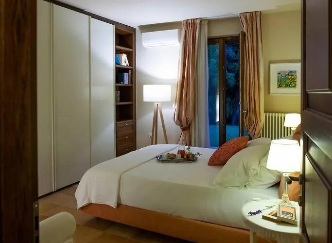 Spaziosa Con Piscina E Giardino, Villa *