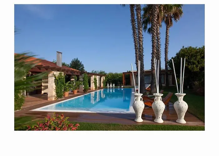 Spaziosa Con Piscina E Giardino, Villa *