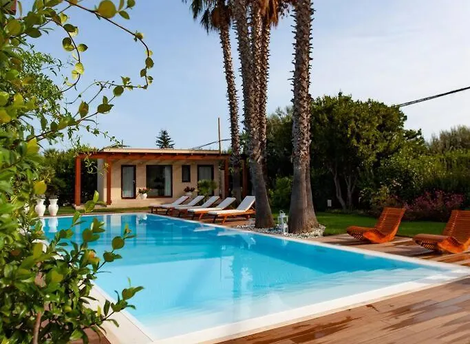 Spaziosa Con Piscina E Giardino, Villa