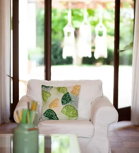 Spaziosa Con Piscina E Giardino,